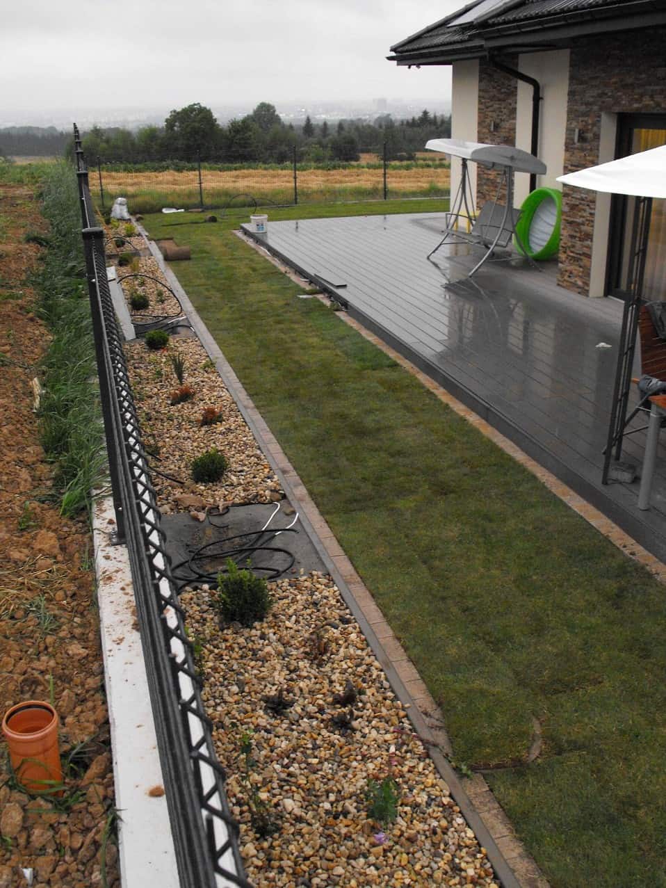 Budowa ogródka w szeregówce wraz z systemem nawadniającym i trawą z rolki